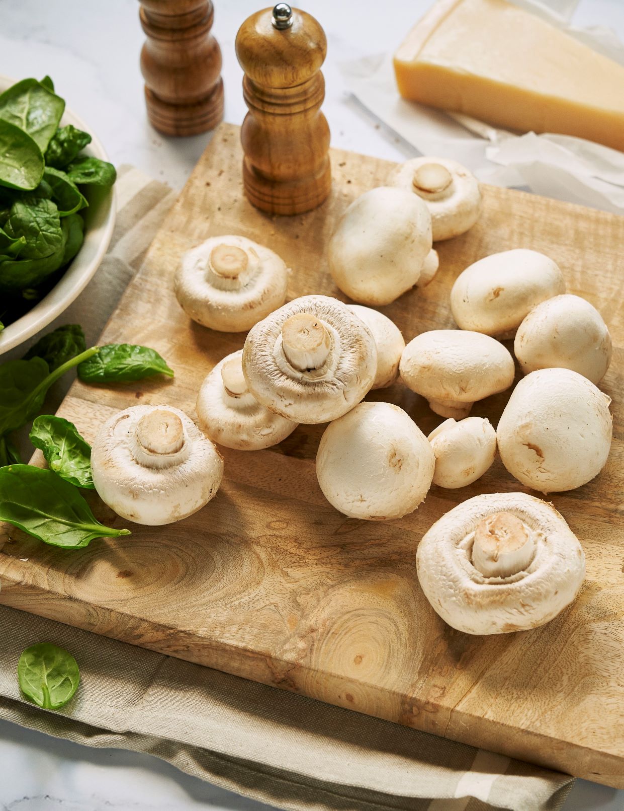 Champignon-Carpaccio mit Rahmspinat - BERTOLLI Olivenöl