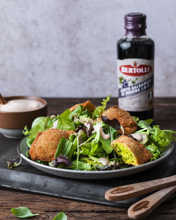 Blattsalate mit frittierten Spargelravioli - BERTOLLI Olivenöl