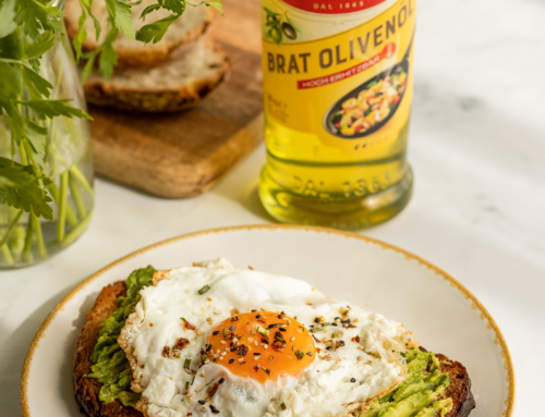 Knusprige Feta-Spiegeleier auf Landbrot